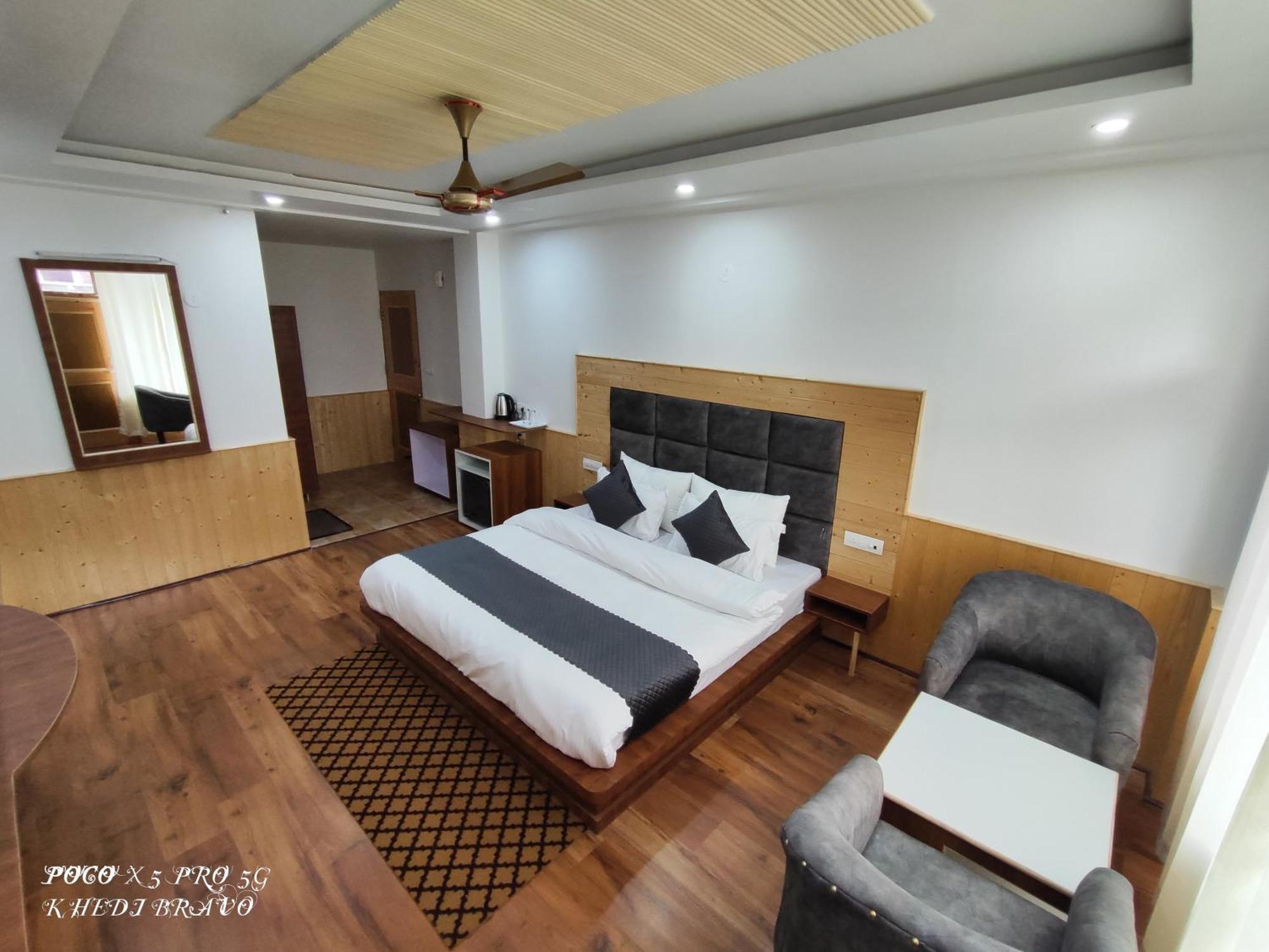 Nirvana Hills With Balcony And Open Terrace Hotel