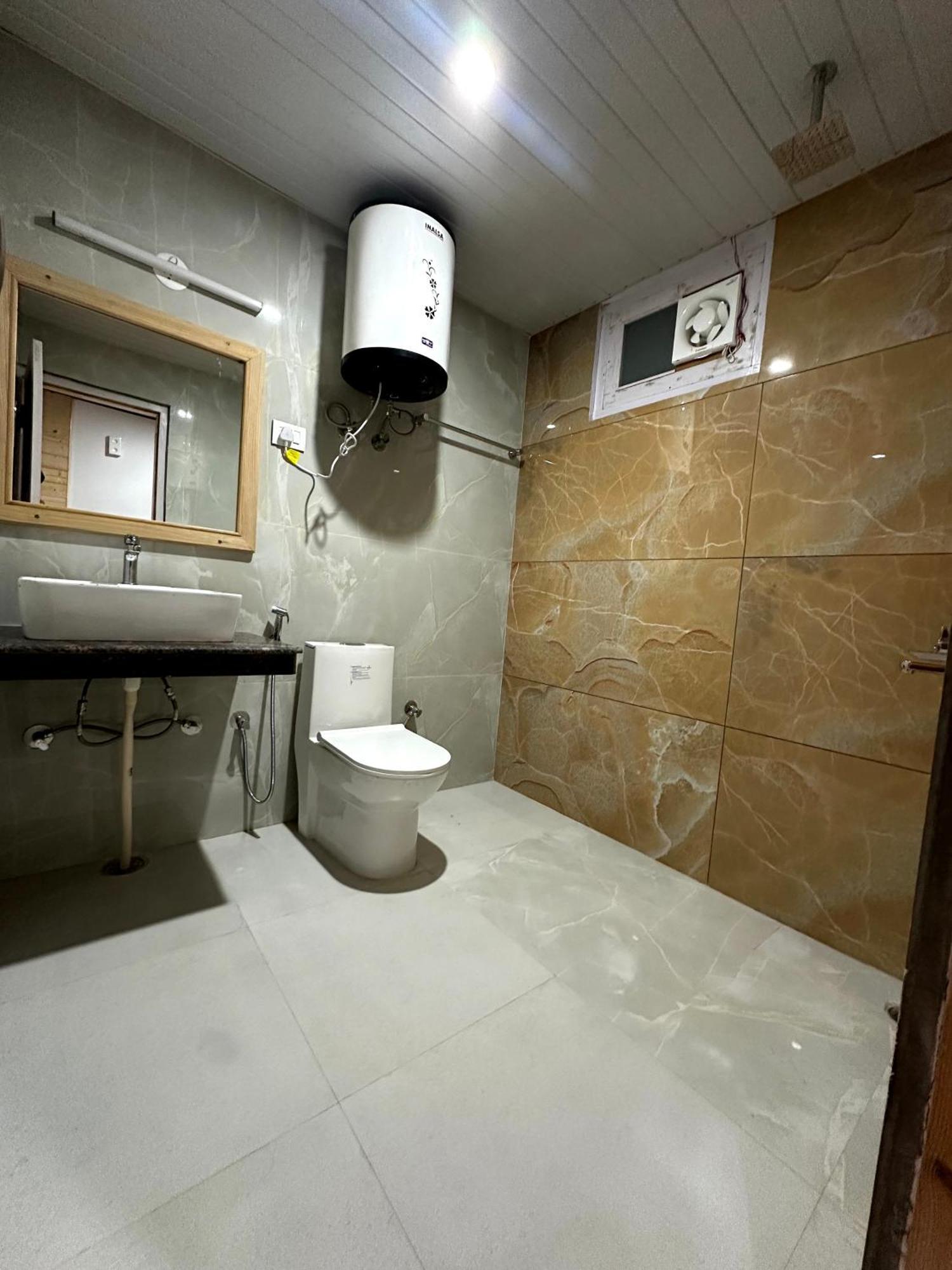 Hotel Nirvana Hills With Balcony And Open Terrace Manali (Himachal Pradesh)