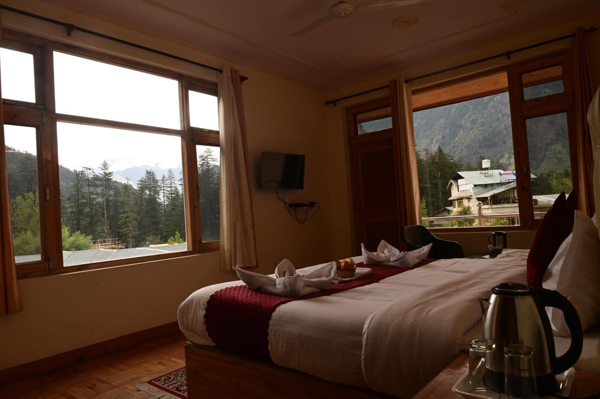 Hotel Nirvana Hills With Balcony And Open Terrace 4*
