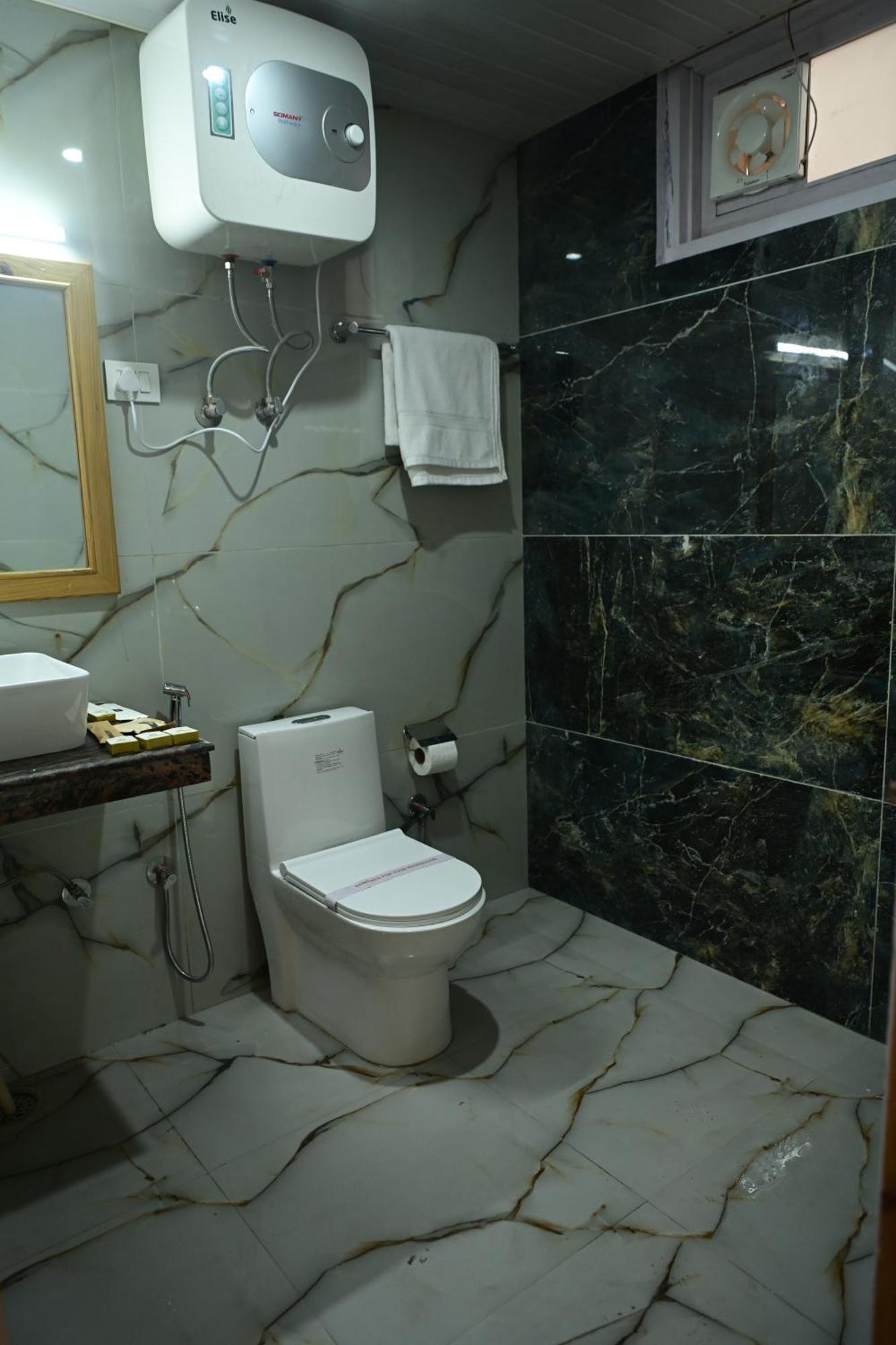 Nirvana Hills With Balcony And Open Terrace Hotel 4*